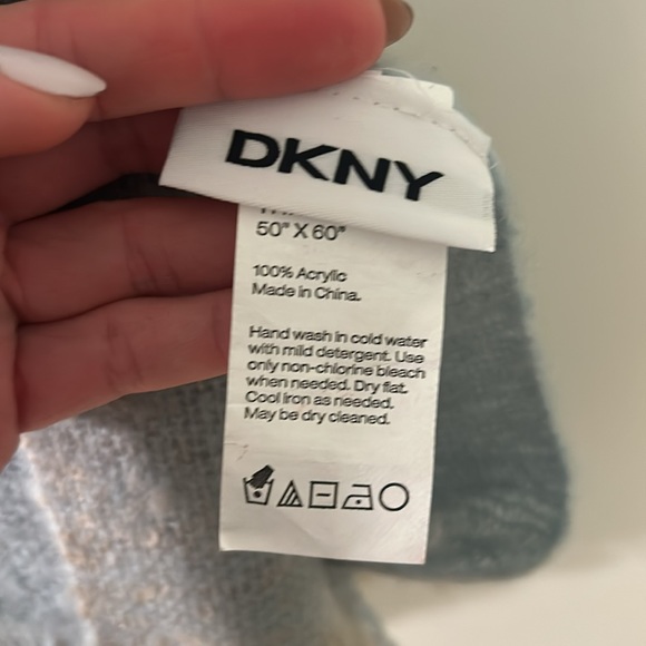 New DKNY throw 50’’ x 60’’ (127 cm x 152 cm) - Picture 3 of 5
